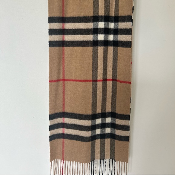 Authentic Burberry cashmere scarf - Picture 2 of 4